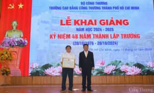 Khoa Công nghệ Thông tin nhận bằng khen Bộ Công Thương nhân dịp khai giảng năm học mới và kỷ niệm 48 năm thành lập trường